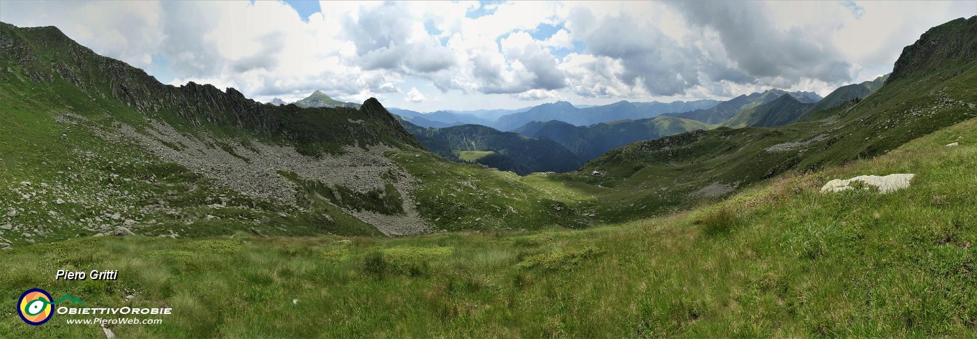 79 Dvanti a me l'ampia verde conca dell'Alpe Zamboni-Balicco.jpg